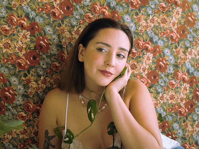 Emilia Borlone le canta al amor bonito en “Mil Veces”