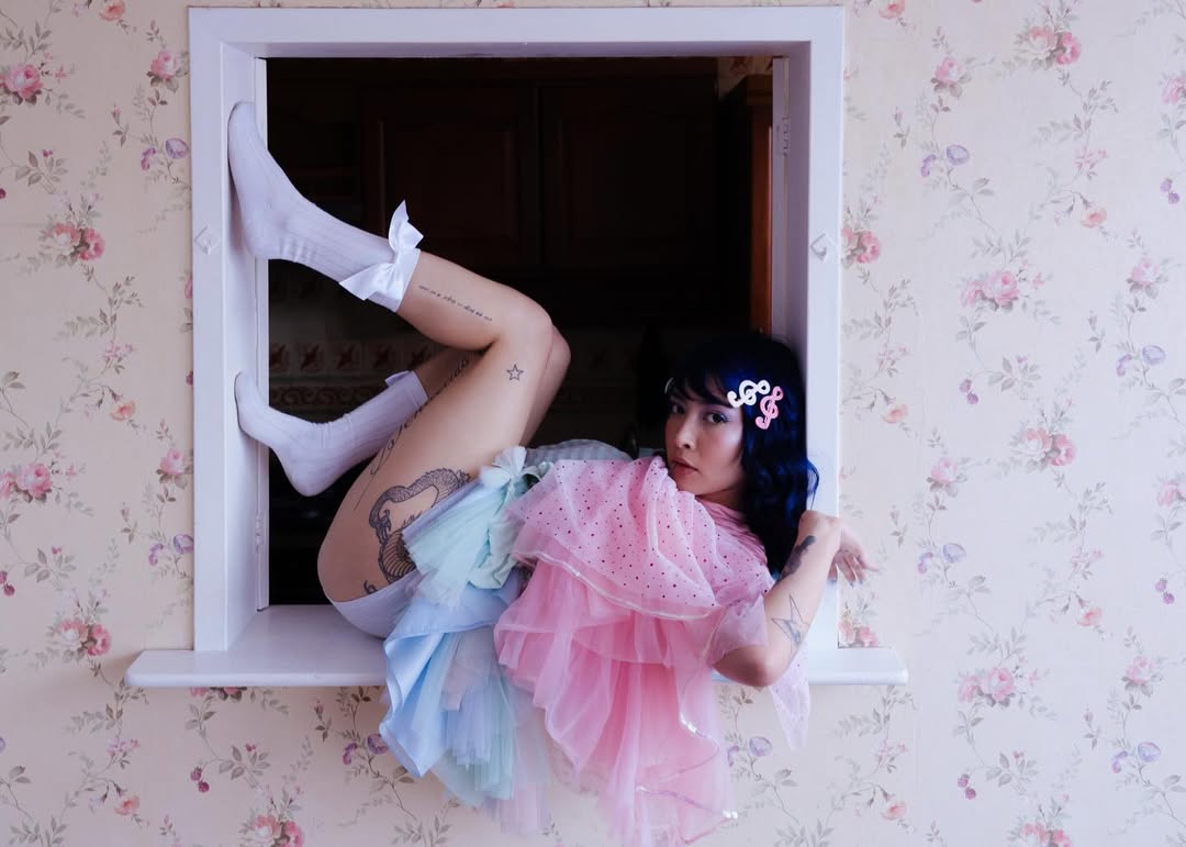 iza tkm debuta con “i Music Listen”, un álbum de introspección generacional