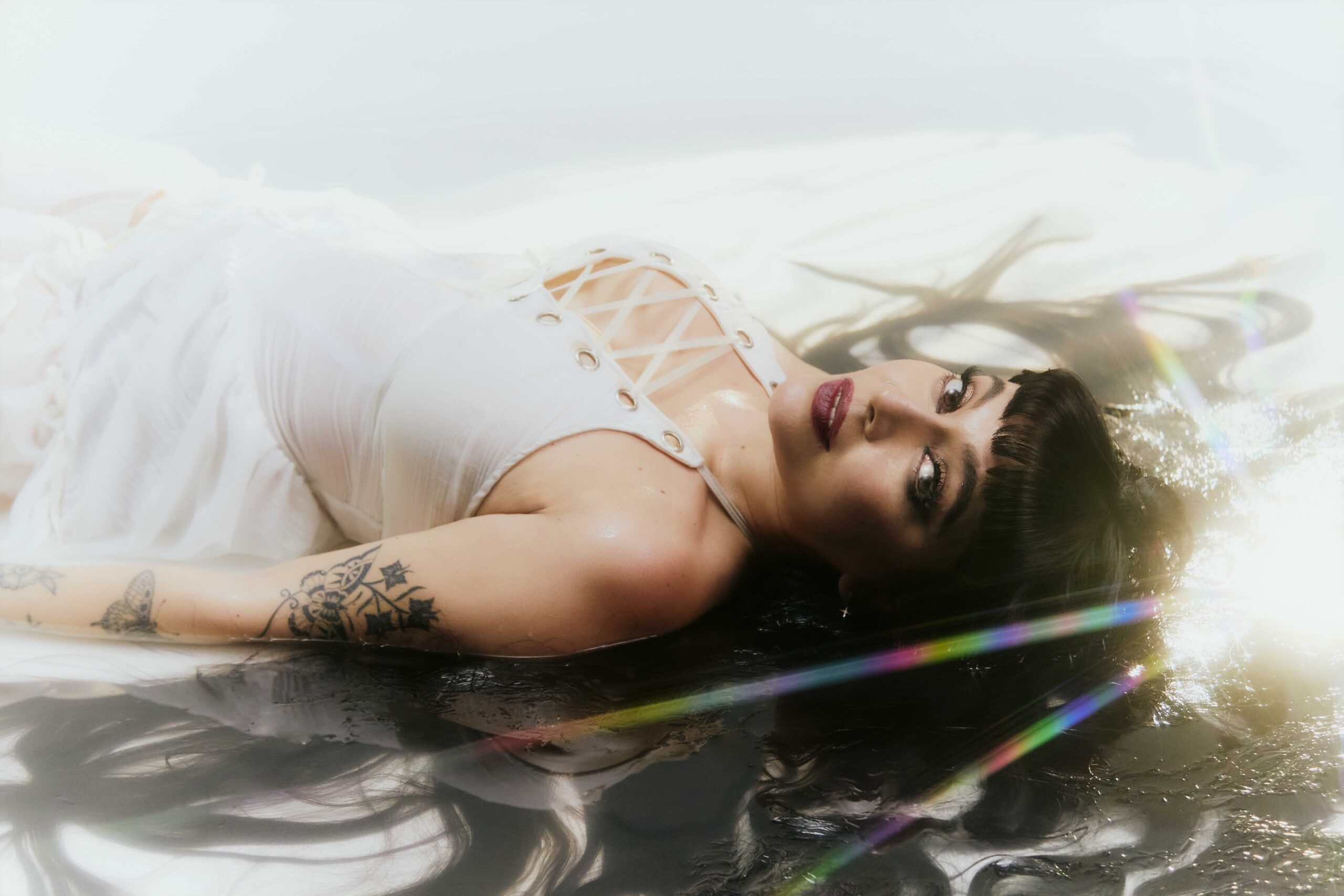 Cancamusa revive “Entre mis recuerdos” y la lleva a su terreno emocional