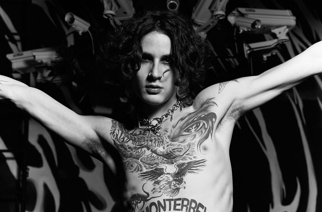 Jota Moore lleva el amor al límite en “Él y ella”