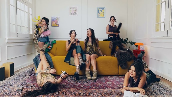 Paloma Morphy con EMJAY explora la necesidad de validación en “qué ves en mí?”